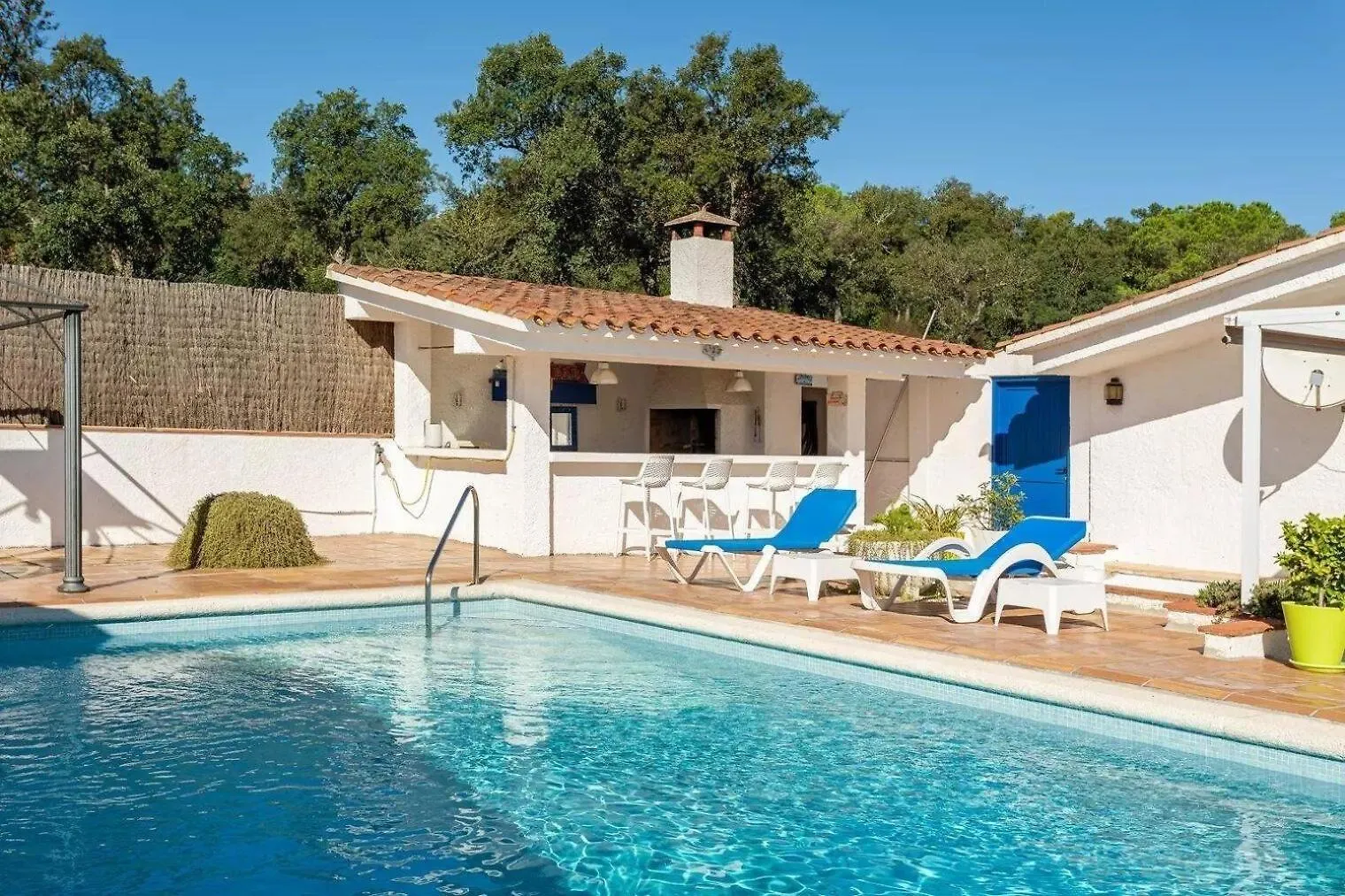 Semesterbostad Ferienhaus Mit 2 Schlafzimmern Und Grossem Pool In Santa Cristina D'Aro